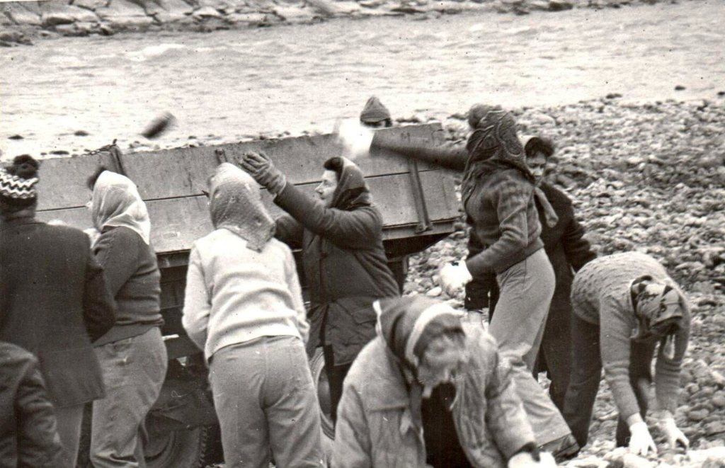 1973 78 Donne recuperano sassi dal fiume Vàh per portarli sul nuovo canale a Liptovsky