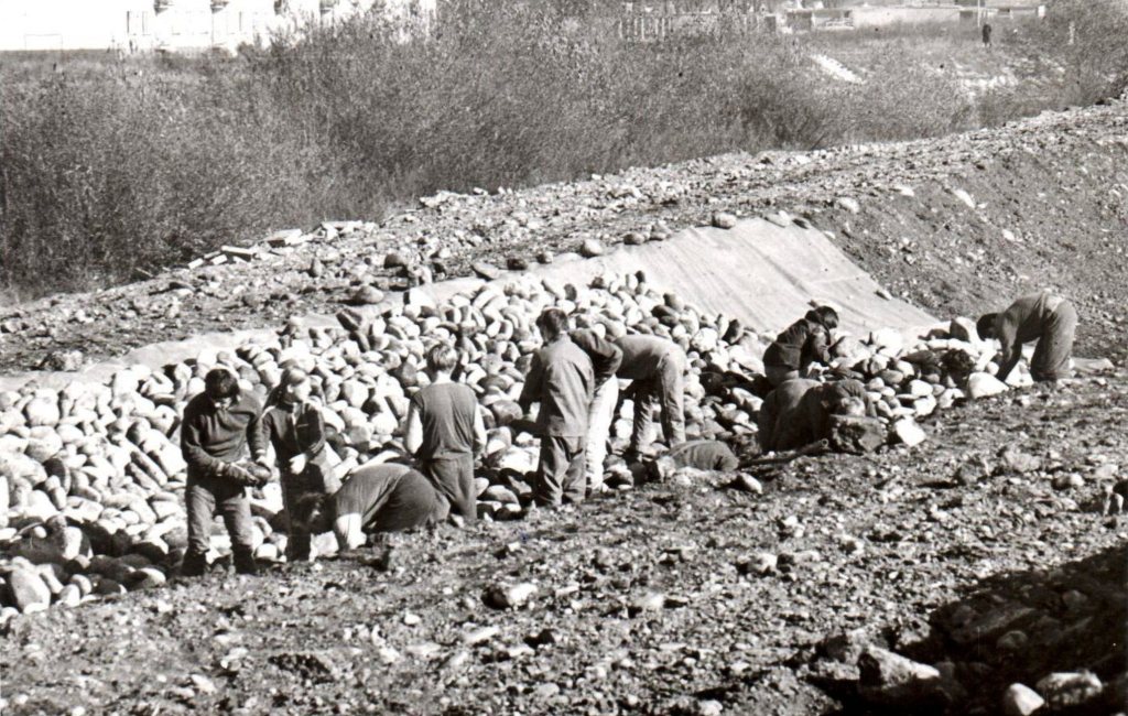 1973 78 Posizionamento sassi sul canale Liptovsky